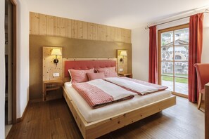 3 bedrooms, desk, iron/ironing board, travel cot