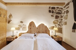 3 habitaciones, escritorio y tabla de planchar con plancha 