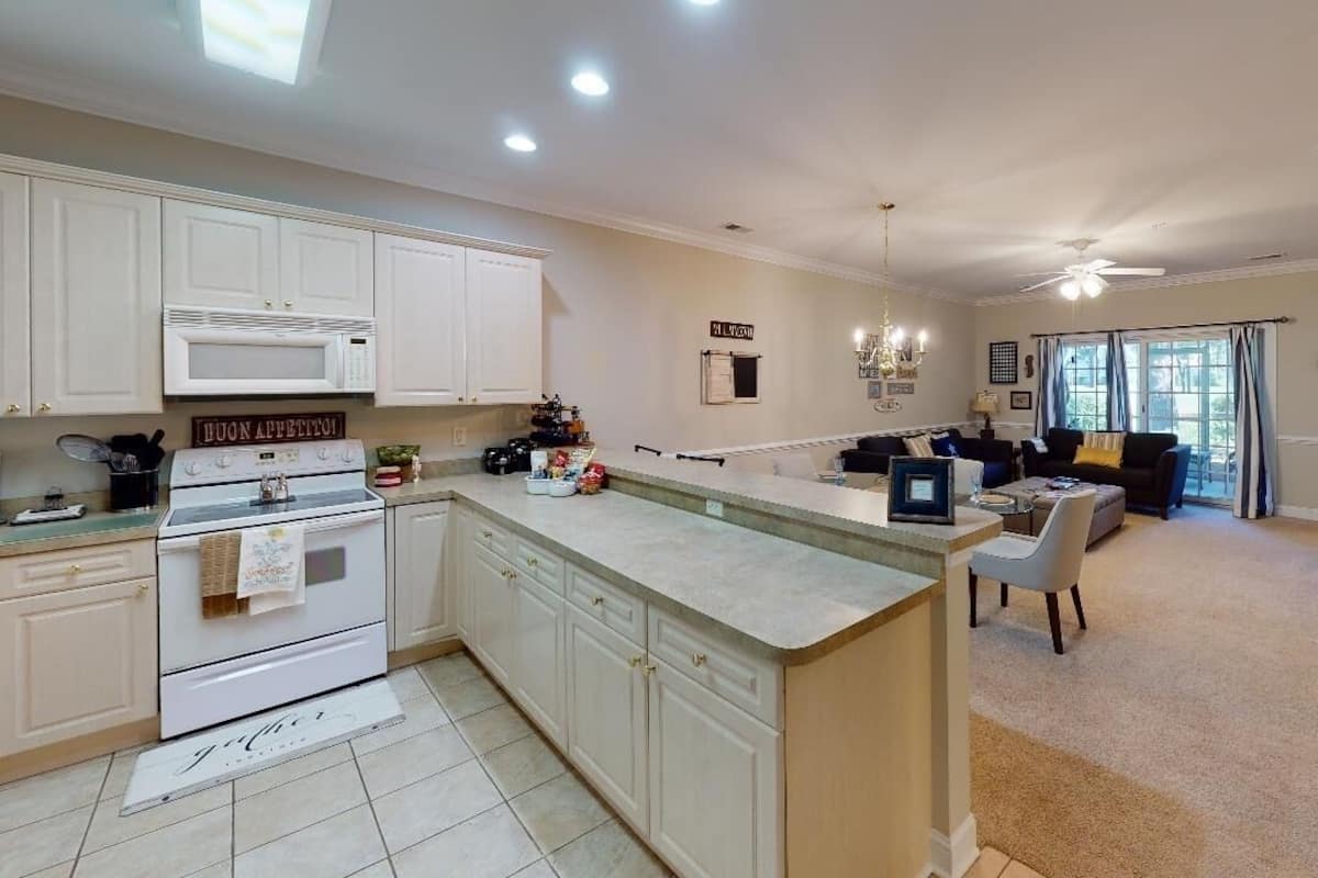 Condo, 2 Bedrooms | Private kitchen | Fridge, oven, coffee/tea maker, toaster