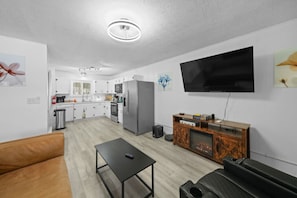 TV connectée, cheminée, jeux vidéo, table de tennis de table