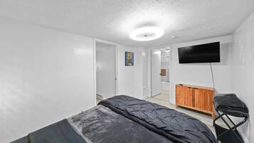 4 bedrooms, desk, iron/ironing board, travel crib