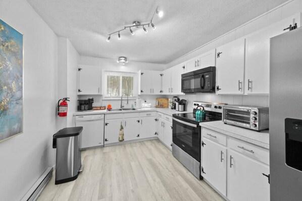 Réfrigérateur, four à micro-ondes, un four, surface de cuisson