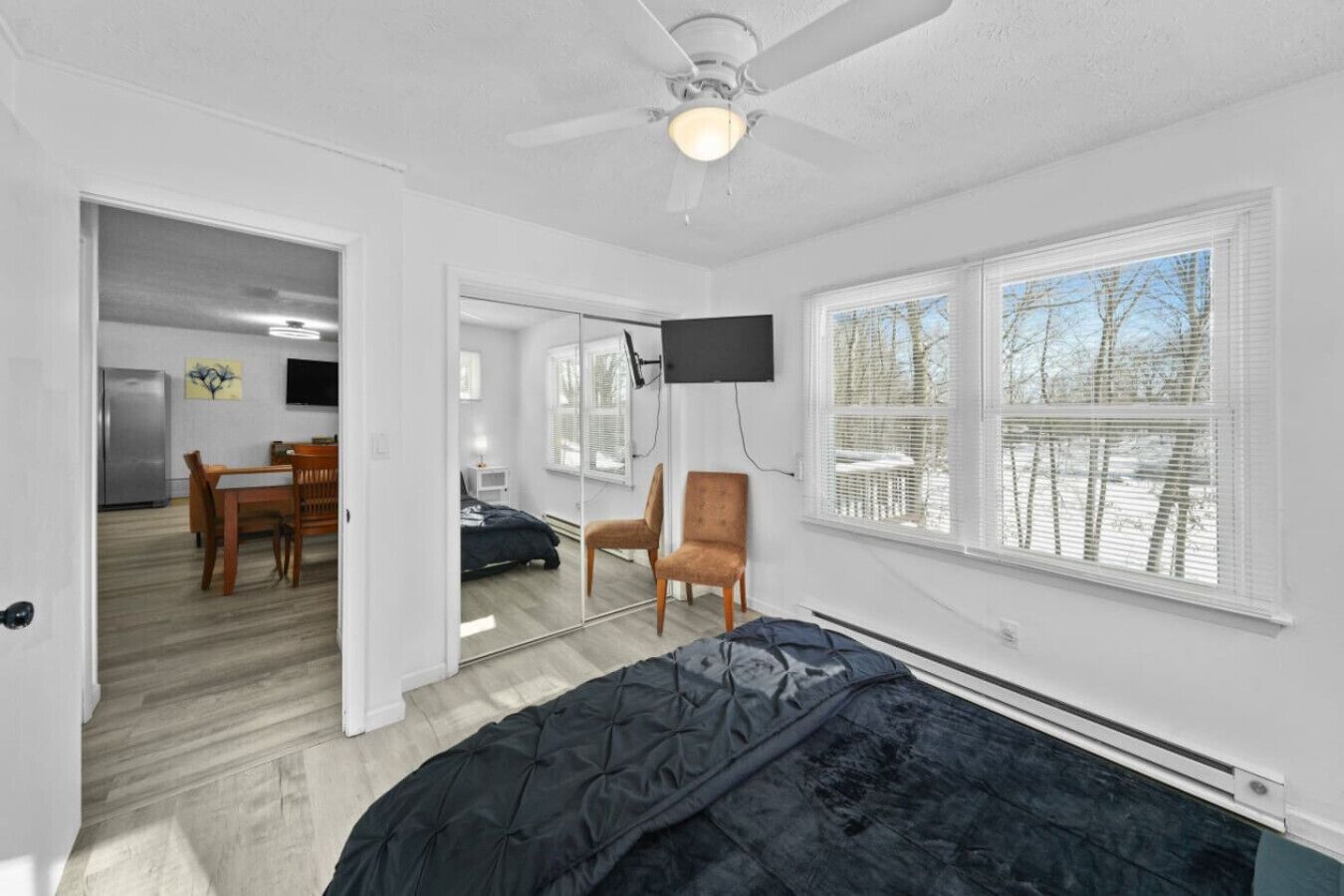 4 makuuhuonetta, työpöytä, silitysrauta/-lauta, vauvan matkasänky