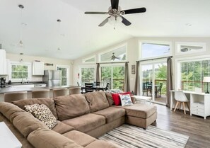 Smart TV, stereo - 🌟🔅L&D’s Lakeview retreat @ Norris 🔅🌟 (LaFollette)