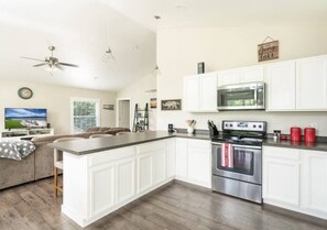 Fridge, microwave, oven, dishwasher - 🌟🔅L&D’s Lakeview retreat @ Norris 🔅🌟 (LaFollette)