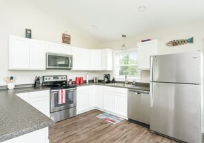 Fridge, microwave, oven, dishwasher - 🌟🔅L&D’s Lakeview retreat @ Norris 🔅🌟 (LaFollette)