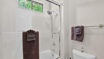 Studio | Bathroom | Towels, shampoo