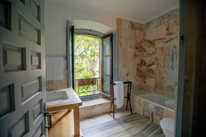 Ducha, secador de pelo, bidet, toallas
