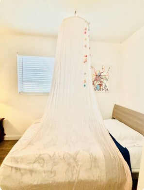3 quartos, escrivaninha, ferros/tábuas de passar roupa, berço de viagem
