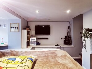 4 bedrooms, iron/ironing board, free WiFi, bed sheets