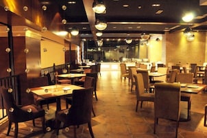 Un interior de restaurante con mesas y sillas dispuestas para comer.