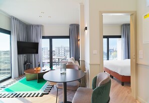 Panoramic Suite | Living room | 48-inch Smart TV with cable channels, TV