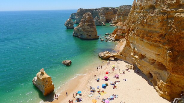 A coastal beach with rocky cliffs and clear turquoise waters. - Kojima Lilac Apartament, Praia da Rocha, Portimao (Portimão)