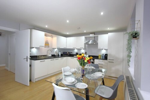 Charming 2 Bed 2 Bath Flat & Parking by CozyNest