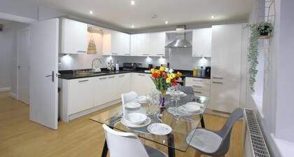 Charming 2 Bed 2 Bath Flat & Parking by CozyNest