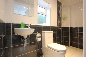 Bañera, artículos de tocador ecológicos, secador de pelo, toallas
