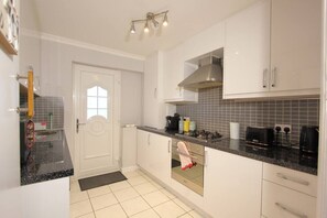 Fridge, microwave, oven, stovetop - Stunning 3 Bedroom 2 Bathroom Bungalow by CozyNest (Earley)