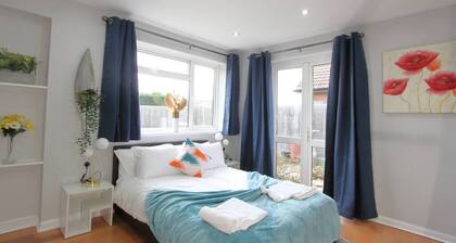 Stunning 3 Bedroom 2 Bathroom Bungalow by CozyNest