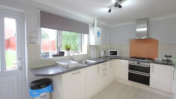 冰箱、微波炉、烤箱、炉灶