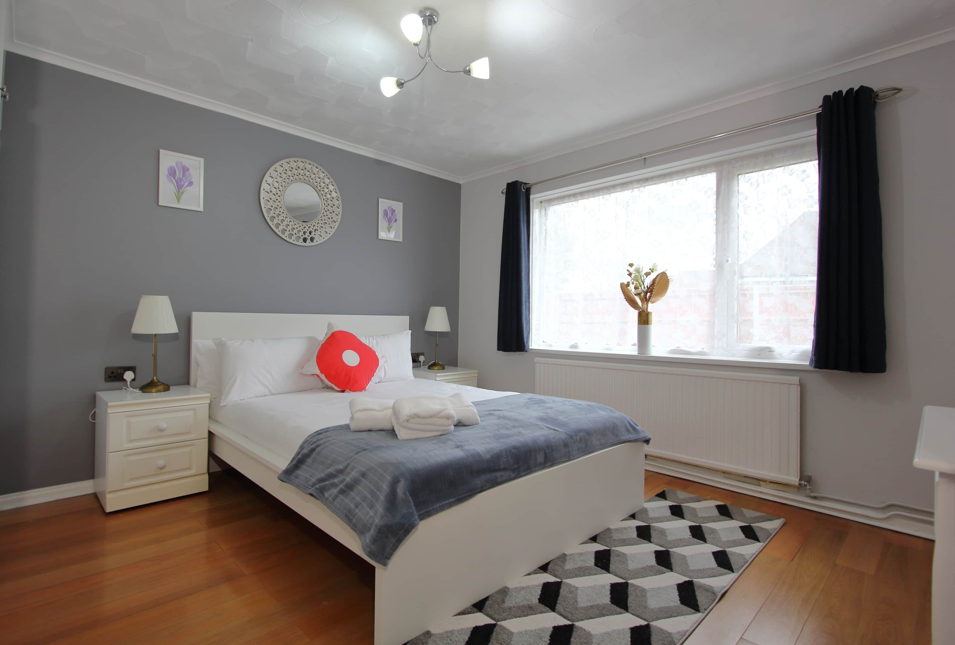 3 bedrooms, iron/ironing board, travel crib, internet