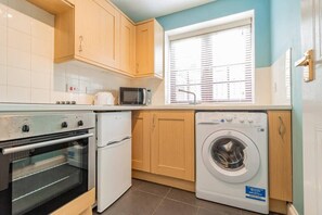 Fridge, microwave, oven, stovetop - RiverView 1 Bed Apartment with Parking by CozyNest (Reading)