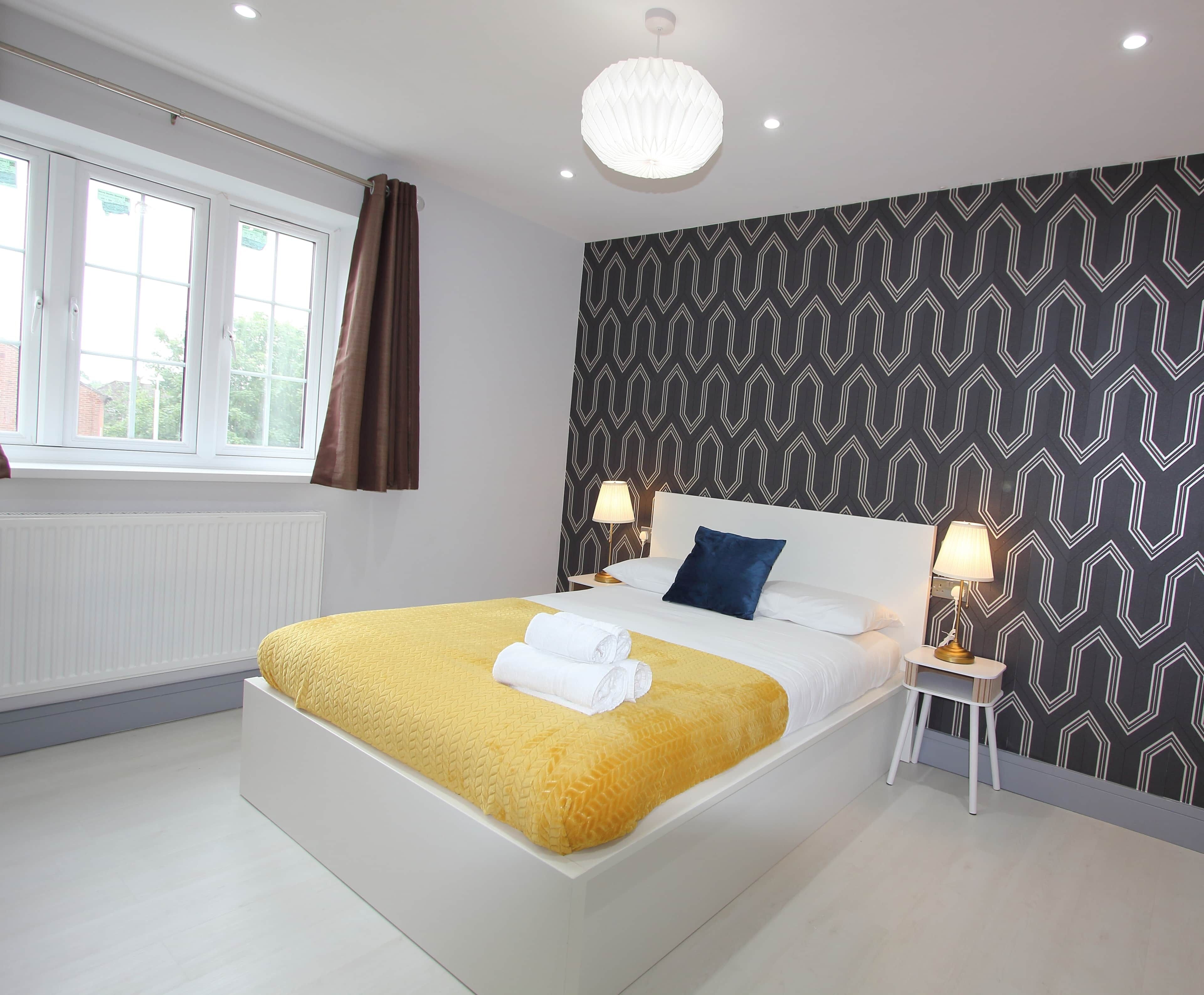 4 bedrooms, iron/ironing board, WiFi, bed sheets