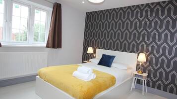 4 bedrooms, iron/ironing board, WiFi, bed sheets