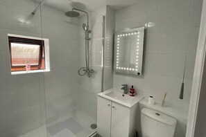 Hair dryer, towels, shampoo - Elegant 4 Bed 3 Bath House & Parking by CozyNest (Reading)