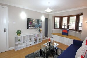 Interior - RiverView 1 Bed Apartment with Parking by CozyNest (Reading)