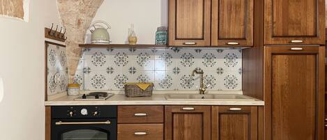 Een koelkast, een oven, een kookplaat, een koffiezetapparaat/waterkoker