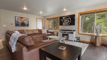 Televisio, takka, DVD-soitin, työhuone