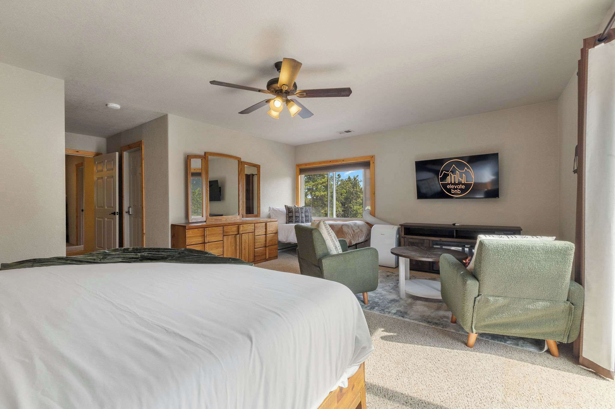 3 Schlafzimmer, Schreibtisch, Bügeleisen/Bügelbrett, Reisekinderbett