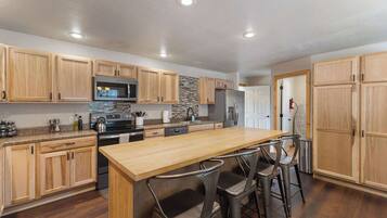 Køleskab, mikrobølgeovn, ovn, kogeplade