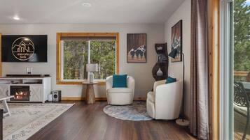 Fernseher, Kamin, DVD-Player, Arbeitsbereiche