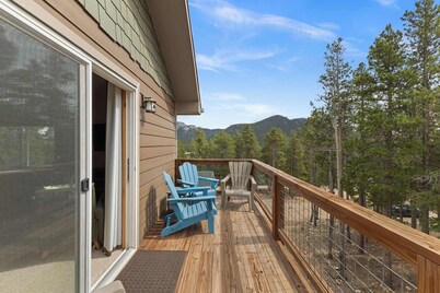 Private Mountain Retreat w Hot Tub,Games &Views!