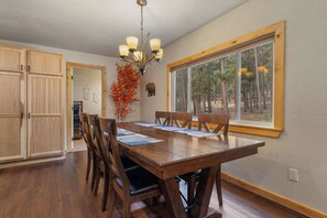 Dining - Hot Tub, Arcade games, and Mountain Views Retreat! (Black Hawk)