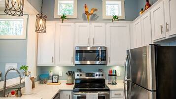 Een koelkast, een microgolfoven, een oven, een kookplaat