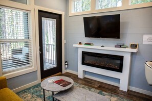 Smart-TV, Kamin, Bücher