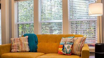 Una Smart TV, una chimenea, libros