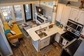 Køleskab, mikrobølgeovn, ovn, kogeplade