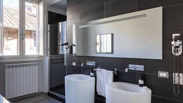 Een moderne badkamer met twee grote wasbakken, een spiegel en een douche.