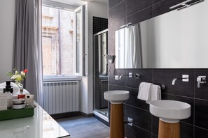 Deluxe Condo | Bathroom | Shower, rainfall showerhead, free toiletries, hair dryer - Now Apartments (Rome)