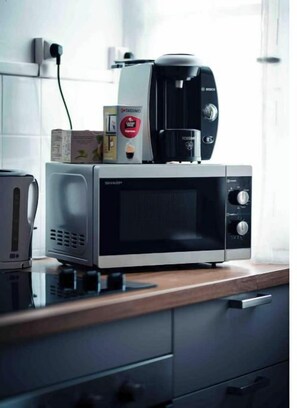 Frigorífico, horno, placa de cocina y hervidor eléctrico