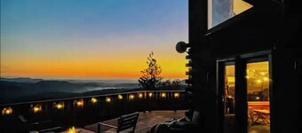 Stunning Cabin with Great Views and blissful sunsets!