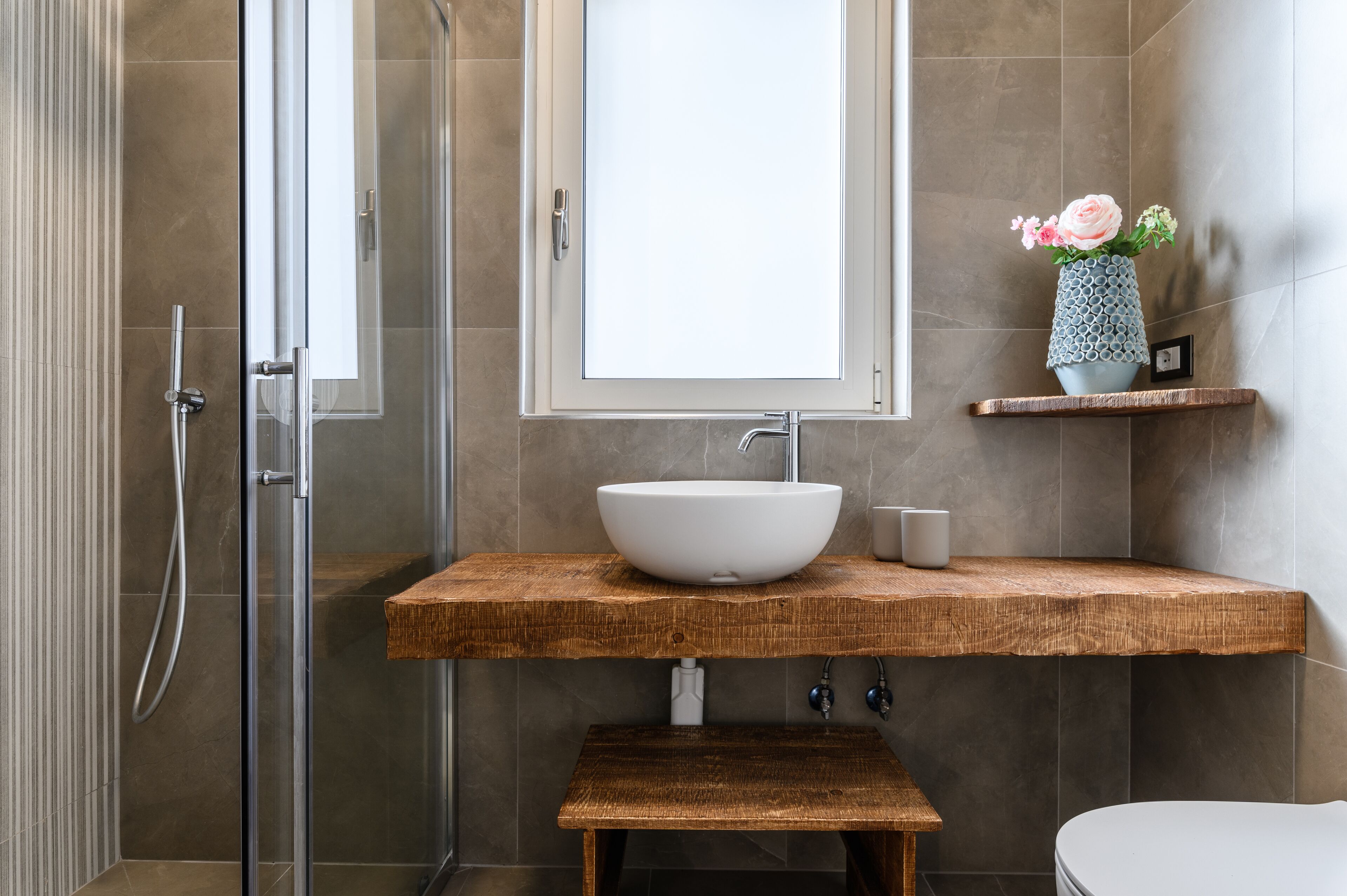Bruser, boblebadekar, hårtørrer, bidet