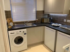 Réfrigérateur, micro-ondes, plaque de cuisson, bouilloire électrique