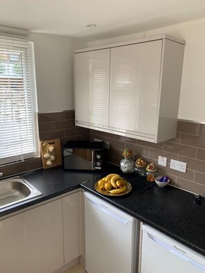 Kühlschrank, Mikrowelle, Herdplatte, Wasserkocher