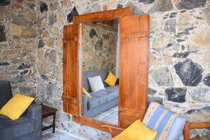 Unclassified image, 5 of 67, button - Konatzin tou Massou by raise (Moutoullas)