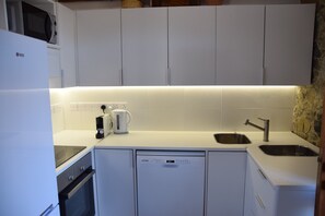 Apartamento panorâmico | Cozinha privada | Geladeira grande, micro-ondas, fogão, cooktop