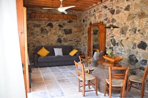 Dining - Konatzin tou Massou by raise (Moutoullas)